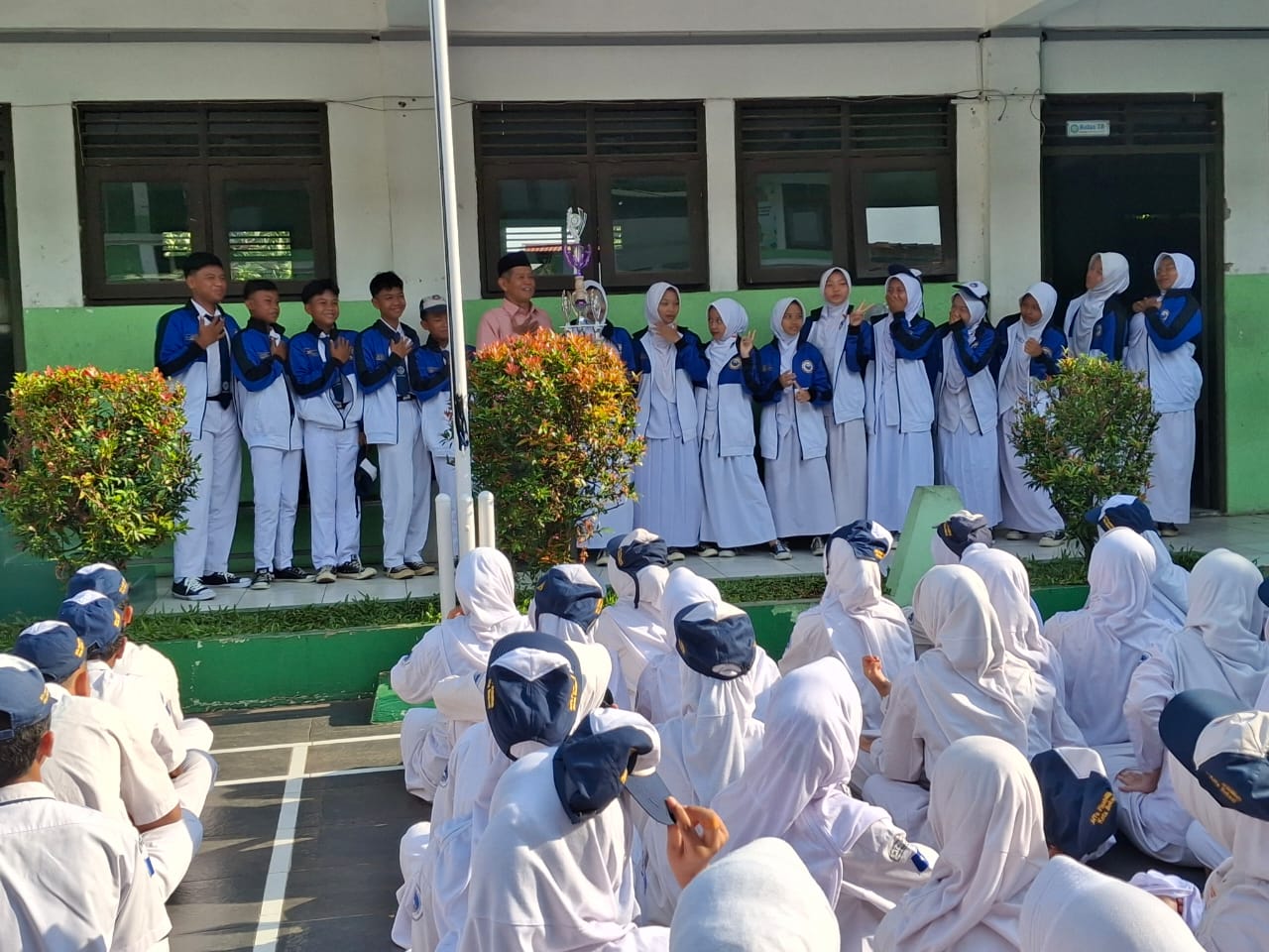 PENGHARGAAN SISWA BERPRESTASI